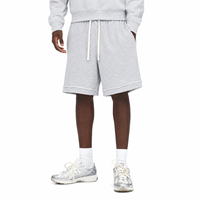 Shorts en molleton de coton tricoté épais 360 g/m² avec logo personnalisé, ourlet brut, délavage enzymatique, gris chiné uni pour homme