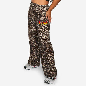 Pantalones anchos personalizados con estampado de leopardo, cintura alta elástica, ajuste holgado, estilo casual de largo completo con bolsillos y logo en la pierna derecha. - Product Image 1