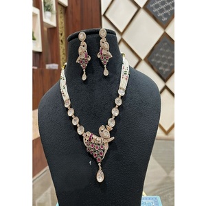 Ensemble collier et boucles d'oreilles pour femme, de qualité supérieure, en laiton plaqué or antique, avec moissanite et Kundan, classique, idéal pour les mariages et les fêtes - Product Image 3