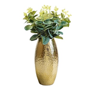 Jarrón de Metal Dorado de Diseño con Acabado Premium para Decoración de Interiores de Lujo para el Hogar, Hoteles y Restaurantes - Product Image 2