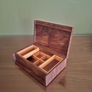 Boîte de rangement rectangulaire en bois de couleur moderne, fabriquée à la main avec un design gravé et une fermeture magnétique - Product Image 4