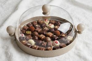 Plat à dessert rond moderne beige en acier inoxydable martelé avec couvercle en verre transparent et cloche en acrylique, support à gâteau avec poignées sphériques - Product Image 3