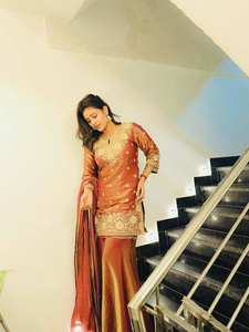 Elegante Conjunto Sharara de Seda Fandy con Bordado y Lentejuelas, Incluye Dupatta - Product Image 3