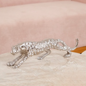 Escultura Artística de Lujo de Leopardo Pantera en Aluminio Plateado |   Figura Moderna de Animal para Decoración del Hogar, Adorno de Mesa - Product Image 6