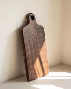 Planche à découper élégante en bois avec poignée de suspension, épaisse, durable, compatible couteaux, idéale pour couper, servir et présenter - Product Image 2