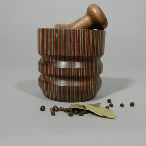 Mortero y pilón de madera hechos a mano para moler especias naturales y preparar alimentos auténticos - Product Image 1