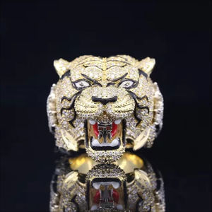 Anillo de cóctel de lujo con cabeza de tigre chapado en oro de 22 quilates y pavé de cristales, joyería llamativa con diseño animal para hombre - Product Image 1
