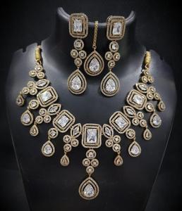 Juego de Joyería Nupcial Chapada en Oro de 24K Más Vendido, con Collar y Pendientes Grandes para Mujeres Indias, Hecho a Mano para Bodas - Product Image 1
