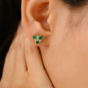 Explora la Colección Artesanal de Aretes Triangulares de Oro Amarillo Sólido de 14K con Esmeraldas Naturales y Diamantes, Joyería Minimalista - Product Image 4