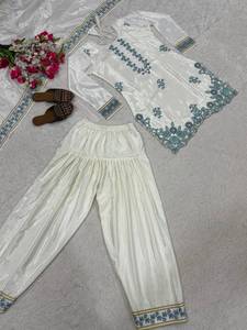 Conjunto de diseñador con bordado en seda estilo SO, top con pantalón estilo Farshi y dupatta, completamente cosido y listo para usar. - Product Image 6