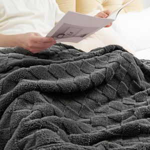 Coperta in Pile Super Morbida e Calda, Leggera, 50x60 Pollici, Grigio Scuro a Quadretti, per Tutte le Stagioni, per Divano - Product Image 1