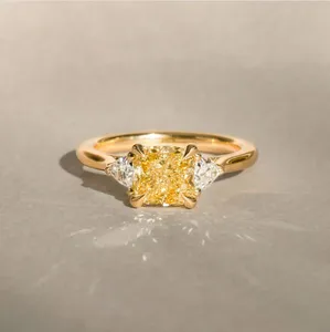 Anillo de Compromiso de Oro Amarillo Macizo con Corte Cojín, Anillo de Diamantes de Tres Piedras, Zafiro Amarillo Canario, Regalo de Aniversario para Mujeres Elegantes - Product Image 4