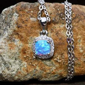 Pendentif en opale bleue vintage, argent sterling, pierre de naissance d'octobre, bijou artisanal, cadeau élégant pour elle - Product Image 1