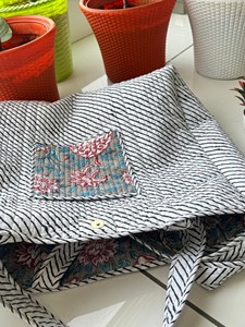 กระเป๋าผ้าฝ้ายลายควิลท์  ลายดอกไม้คลาสสิกแบบแฮนด์บล็อก  ออกแบบมาเพื่อการใช้งานประจำวันและการพกพาอย่างยั่งยืน - Product Image 5