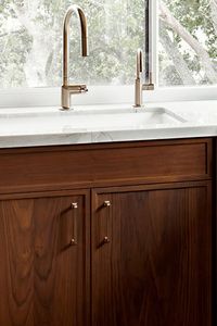 ตู้ครัวแบบเกาะกลางทำจากไม้วอลนัท ดีไซน์หรูหรา พร้อมมือจับสีทอง ทรงเพรียวบาง สไตล์เชคเกอร์ ชุดตู้ครัวไม้จริงครบชุด รับสั่งทำตามแบบ - Product Image 5