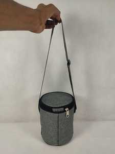 Bolsa Térmica para Almuerzo ORKID Personalizada, Gris y Negra, Cilíndrica, Aislada, con Cierre, Correa de Hombro Ajustable, Resistente al Agua, Portátil - Product Image 2