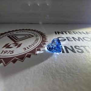 Diamant de laboratoire cultivé en forme de cœur, bleu vif fantaisie, 1 carat, VS1, certifié IGI, pierre non montée - Product Image 3