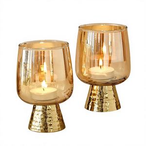Portavelas de Cristal Ámbar con Base de Metal Dorado Martillado, Decoración Ecológica Hecha a Mano para el Hogar, para Navidad y Pascua - Product Image 1