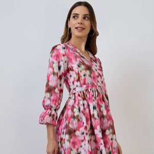 ลายดอกไม้สีชมพู เป็นมิตรกับสิ่งแวดล้อม ทรงหลวม เอวธรรมชาติ คอวี แขนพองสามส่วน ความยาวระดับเข่า ชายกระโปรงบาน ผ้าชีฟอง - Product Image 1