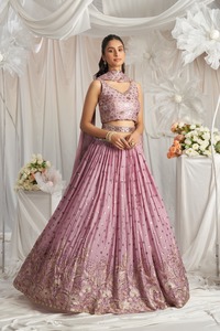 Ensemble Lehenga indien pakistanais brodé violet avec col en V et dupatta en tulle pour fêtes et mariages - Product Image 4