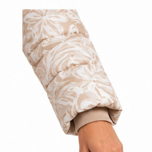 Parka de Invierno Impermeable con Capucha para Mujer, con un Elegante Corte Ajustado, Interior Suave y Cálido, y Materiales de Alta Calidad - Product Image 4