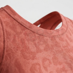Conjunto de Yoga de 2 Piezas para Mujer con Estampado de Leopardo Coral, Top Corto con Tirantes Cruzados y Leggings de Cintura Alta - Product Image 4