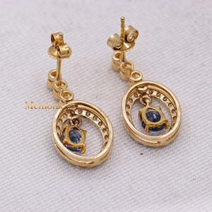 Boucles d'oreilles pendantes en or jaune massif 14 carats bicolore avec saphir bleu naturel ovale et halo de diamants flottants, Memoria Jewels - Product Image 2