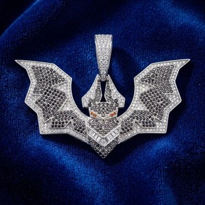 Colgante de murciélago bicolor en moissanita negra y blanca, plata 925 con acabado en rodio, para joyería fina unisex, colgantes y dijes. - Product Image 1