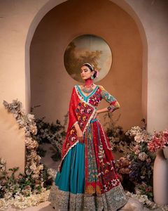 Ensemble Lehenga Choli multicolore de créateur pour Navratri, en coton mousseline lourd, avec broderie Gota Patti et travail de miroirs véritable, idéal pour les festivals - Product Image 3
