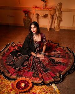 Ensemble Lehenga de mariage traditionnel long pour femme, en coton imprimé avec broderie miroir, rouge et noir, robe ethnique indienne pour adultes, idéal pour les fêtes - Product Image 1
