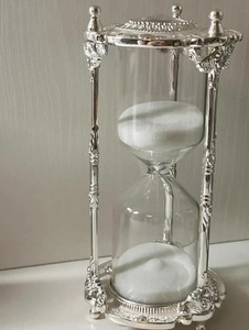 Magnifique Sablier Doré de Designer avec Détails en Cristal et Sable Rouge pour Cadeau de Pendaison de Crémaillère et Décoration Intérieure Minimaliste - Product Image 4