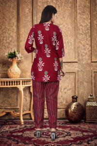 Conjunto de dos piezas de poliéster y rayón premium con estampado floral color borgoña de moda para mujer, conjunto de ropa urbana con cuello redondo y pantalones para dama. - Product Image 2