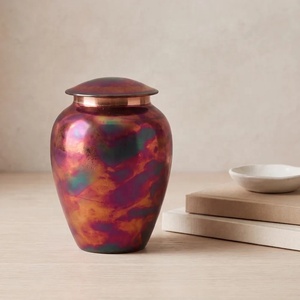 Urna Moderna de Metal Color Marfil con Tapa Dorada Esculpida, Cuerpo Curvo Liso y Diseño Compacto para Homenaje Conmemorativo - Product Image 6