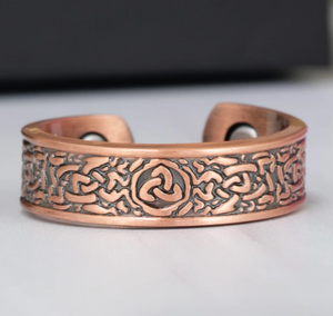 Bague de thérapie magnétique en métal avec motif gravé en cuivre pur : Cœur Claddagh, Couronne, Mains, Triskelion, Spirale - Product Image 6