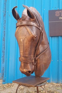 Sculpture de tête de cheval en métal - Product Image 5