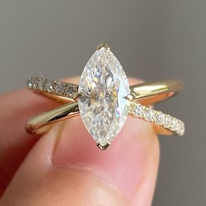 Elegante Anillo de Compromiso con Diamante Cultivado en Laboratorio, Corte Marquesa, Plata de Ley 925, Diseño de Tallo Dividido con Pavé, Anillo Nupcial para Mujer - Product Image 1