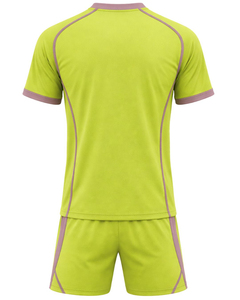 Conjunto de camiseta y pantalones cortos de fútbol verdes personalizados, uniforme deportivo transpirable de poliéster para entrenamiento de fútbol y uso en equipo. - Product Image 2