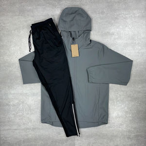 Ensemble de survêtement gris à capuche coupe-vent pour homme, veste zippée avec poches latérales et pantalon de jogging noir, tenue sportive décontractée pour le printemps - Product Image 1