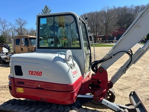 Excavatrice sur chenilles Takeuchi TB260 d'occasion, moteur Yanmar 72 CV, 8,5 tonnes, pelle de taille moyenne, godet de 0,34 m³ pour la construction - Product Image 3