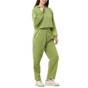 Conjunto Deportivo de Mujer de Alta Calidad con Logotipo Personalizado, Sudadera Corta con Hombros Caídos y Pantalones Deportivos para un Look Deportivo y a la Moda - Product Image 3