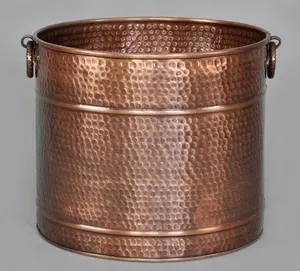 Elegante macetero de metal con acabado dorado diseñado para entornos de jardines de lujo, cafeterías, hoteles y decoración de interiores. Decorativo. - Product Image 3
