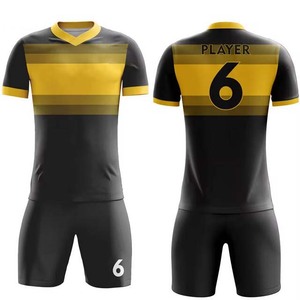 Conjunto de Camiseta y Pantalones Cortos de Fútbol Personalizados para Hombre, Rayas Negras y Amarillas, Cuello en V, Manga Corta, 100% Poliéster, Absorbe la Humedad, Ajuste Atlético - Product Image 1