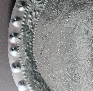 Assiette de service décorative ronde en verre gravé argenté de style vintage pour la mise en scène de table de mariage ou de fête, nouveau style européen - Product Image 6