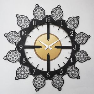 Reloj de pared islámico decorativo de hierro para interiores con patrón de inspiración árabe, adecuado para espacios tranquilos. - Product Image 6