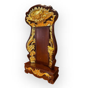 Una tableta ancestral intrincadamente tallada y dorada se utiliza para adorar a los antepasados durante muchas generaciones. - Product Image 1