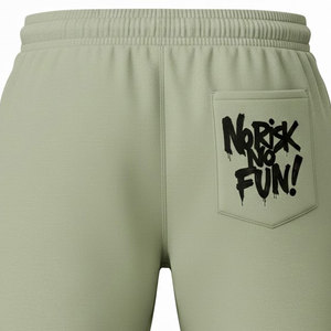 Shorts kaki homme personnalisés 240 GSM, shorts décontractés avec poches profondes, taille élastique et cordon de serrage, coupe confortable pour homme. - Product Image 4