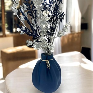 Jarrón de Cerámica Azul Marino con Arreglo de Eucalipto Plateado, Decoración de Mesa - Product Image 1
