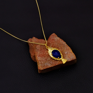 Pendentif Poisson Koi en Calcédoine Bleue Plaqué Or, Sculpté à la Main, Collier Statement en Pierre Précieuse, Bijou Artisanal Vintage Bohème R - Product Image 3