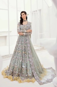Robe de mariée pakistanaise haut de gamme, vue de près, en doux voile rose pêche pastel, ornée de motifs floraux 3D complexes - Product Image 3