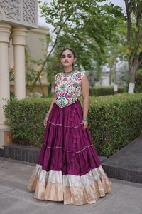 Blusa de Seda y Algodón Bordada Tradicionalmente LAMOUNT, Lehenga Morada, Estilo Indio-Pakistaní, para Bodas, Corte Regular, Largo hasta el Suelo - Product Image 3